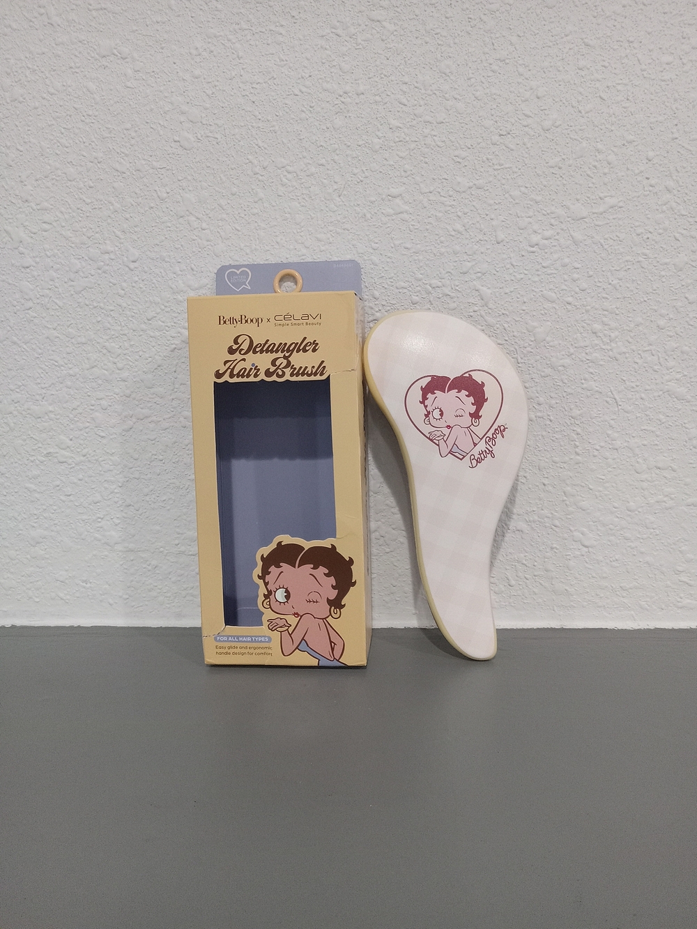 Womens Betty Boop Detangler Hair Brush in Cream and Pink